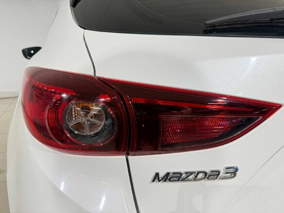 2018 Mazda 3 III (BM) Рестайлинг, белый, 1510000 рублей - вид 20