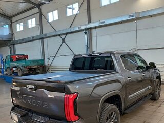 2022 Toyota Tundra CrewMax III, серый, 10200000 рублей, вид 3