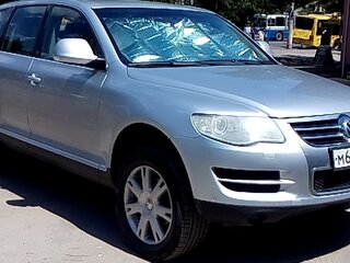 2007 Volkswagen Touareg I Рестайлинг, серебристый, 1450000 рублей, вид 4