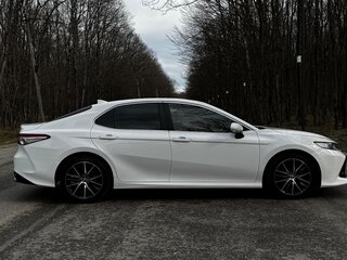 2018 Toyota Camry VIII (XV70), белый, 2100000 рублей, вид 2