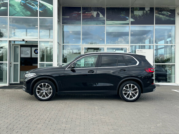 2021 BMW X5 25d IV (G05/G18), чёрный, 5290000 рублей - вид 1