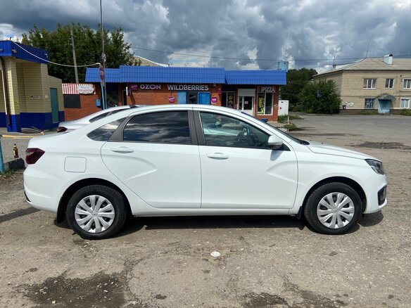 2024 Lada (ВАЗ) Vesta I Рестайлинг (NG), белый, 1350000 рублей - вид 1