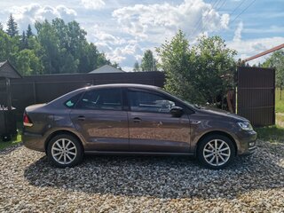 2017 Volkswagen Polo V Рестайлинг, коричневый, 1270000 рублей, вид 3