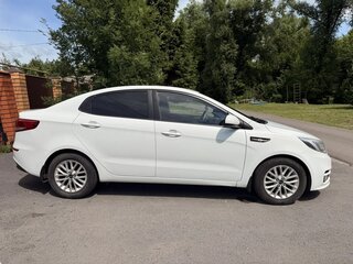 2015 Kia Rio III Рестайлинг, белый, 1250000 рублей, вид 3