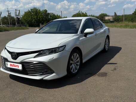 2019 Toyota Camry VIII (XV70), белый, 2800000 рублей, вид 3