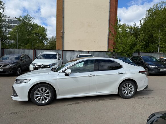 2018 Toyota Camry VIII (XV70), белый, 2600000 рублей - вид 3