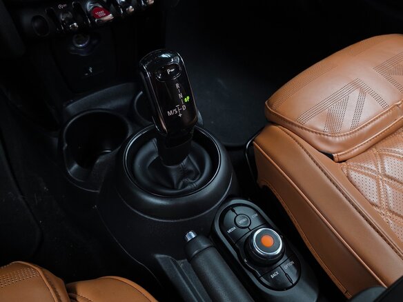 2022 Mini Hatch Cooper III (F55/F56) Рестайлинг 2, чёрный, 1740000 рублей - вид 10