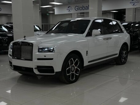 2023 Rolls-Royce Cullinan Black Badge I (Series I), белый, 43000000 рублей, вид 4