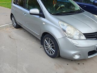 2013 Nissan Note I Рестайлинг, серебристый, 900000 рублей, вид 4