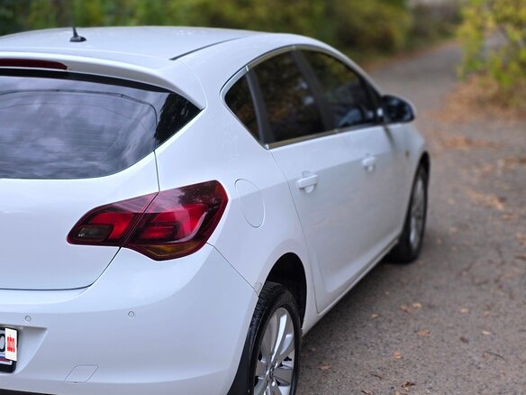 2011 Opel Astra J, белый - вид 4