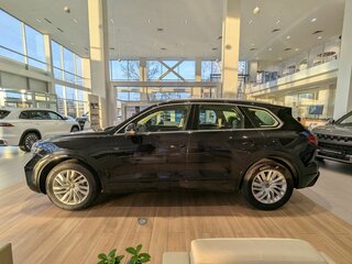 2025 Volkswagen Touareg III Рестайлинг, чёрный, 8590000 рублей, вид 4