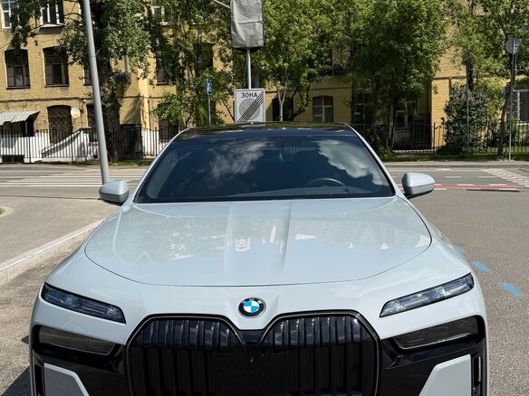 2023 BMW 7 серии 740d xDrive VII (G70), серый, 15700000 рублей - вид 2