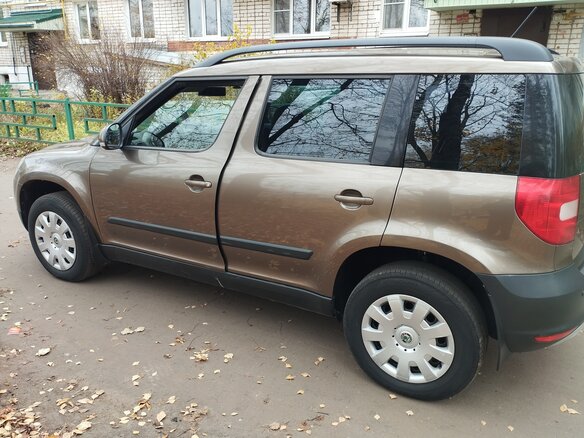 2011 Skoda Yeti I, коричневый, 820000 рублей - вид 3