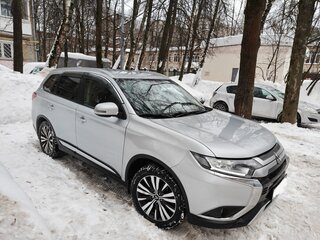 2020 Mitsubishi Outlander III Рестайлинг 3, серебристый, 2150000 рублей, вид 3