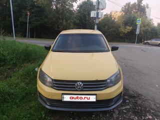 2017 Volkswagen Polo V Рестайлинг, жёлтый, 470000 рублей, вид 2