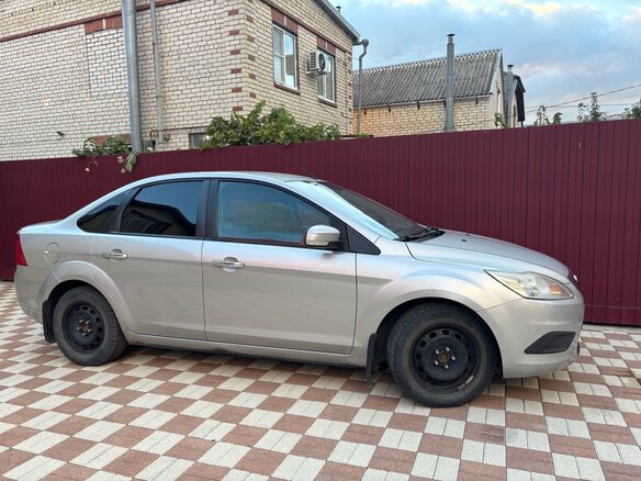 2009 Ford Focus II Рестайлинг, серебристый, 500000 рублей - вид 2