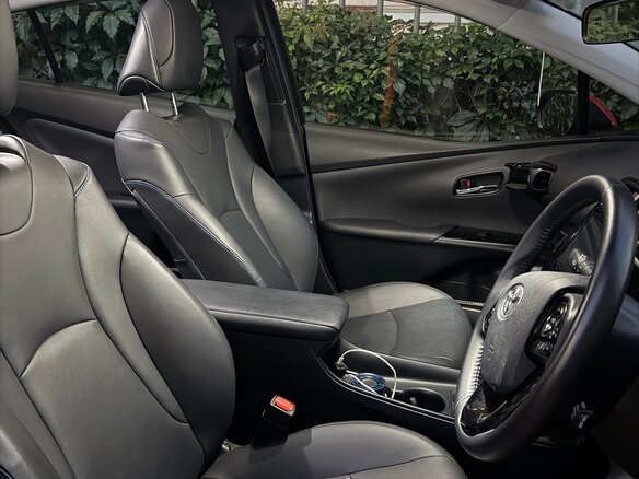 2019 Toyota Prius PHV ZVW52 Prime IV (XW50), красный, 2000000 рублей - вид 5