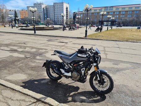 2021 Husqvarna Svartpilen 401, серый, 590000 рублей, вид 1