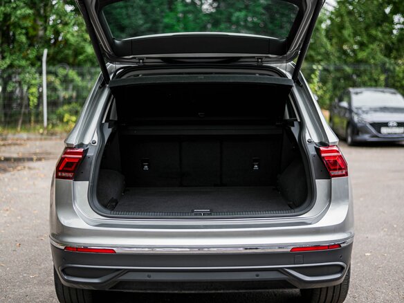 2021 Volkswagen Tiguan II Рестайлинг, серебристый, 2305000 рублей - вид 13