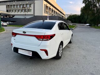2019 Kia Rio IV, белый, 1020000 рублей, вид 5