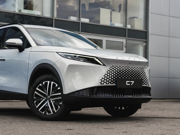 2026 Omoda C7, серебристый - вид 4