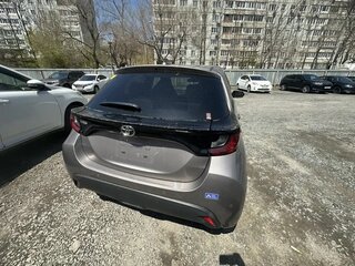 2022 Toyota Yaris IV, коричневый, 1190000 рублей, вид 4