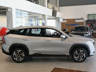 2026 Geely Atlas II, серебристый, 3909990 рублей, вид 4