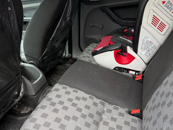 2008 Ford Focus II Рестайлинг, красный, 400000 рублей - вид 16