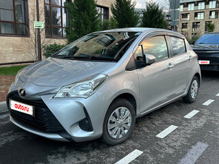 2017 Toyota Vitz III (XP130) Рестайлинг 2, серебристый, 900000 рублей, вид 1