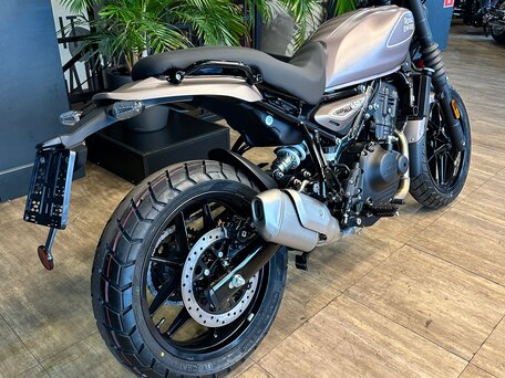 2026 Royal Enfield Guerrilla 450, розовый, 554000 рублей, вид 4