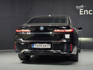 2026 BMW 7 серии 740 xDrive VII (G70) Рестайлинг, чёрный, 16445000 рублей, вид 4
