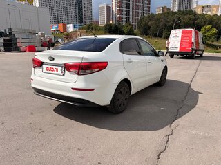 2016 Kia Rio III Рестайлинг, белый, 600000 рублей, вид 5