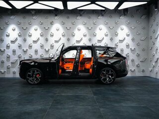 2026 Rolls-Royce Cullinan Black Badge I Рестайлинг (Series II), чёрный, 64490000 рублей, вид 3