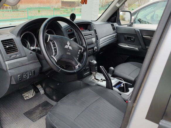 2012 Mitsubishi Pajero IV Рестайлинг 1, серебристый, 1800000 рублей - вид 4