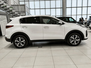 2021 Kia Sportage IV Рестайлинг, белый, 1750000 рублей, вид 4