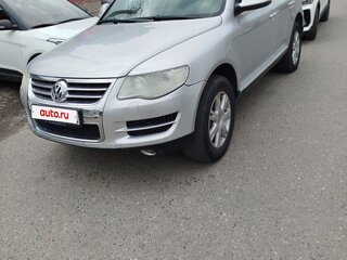 2008 Volkswagen Touareg I Рестайлинг, серебристый, 725000 рублей, вид 1