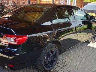 2010 Toyota Corolla X (E140, E150) Рестайлинг, чёрный, 950000 рублей, вид 3