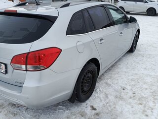 2013 Chevrolet Cruze I Рестайлинг, серебристый, 790000 рублей, вид 3