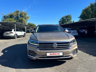 2018 Volkswagen Touareg III, бежевый, 4950000 рублей, вид 2