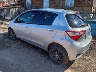 2017 Toyota Vitz III (XP130) Рестайлинг 2, серебристый, 940000 рублей, вид 4