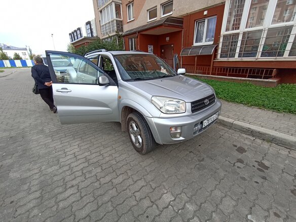 2001 Toyota RAV4 II (XA20), серебристый, 800000 рублей