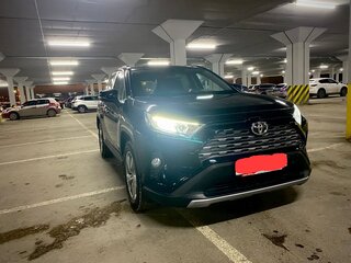 2021 Toyota RAV4 V (XA50), чёрный, 2390000 рублей, вид 2