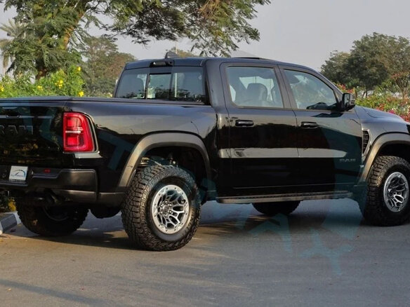 2026 Ram 1500 RHO V Рестайлинг, чёрный - вид 3