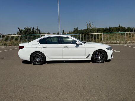 2021 BMW 5 серии 523d VII (G30/G31/G38) Рестайлинг, белый, 4800000 рублей, вид 3
