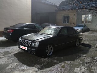 1997 Mercedes-Benz E-Класс 230 II (W210, S210), чёрный, 350000 рублей, вид 4