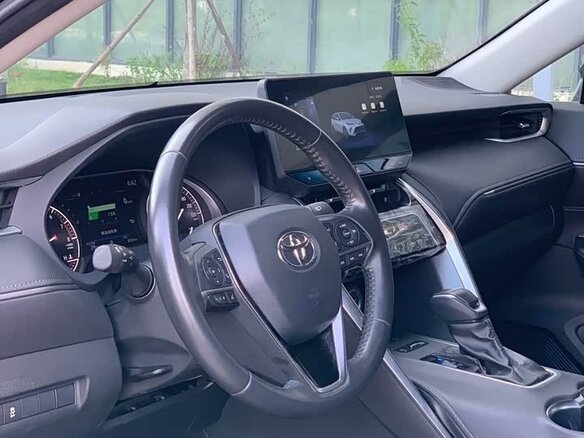 2025 Toyota Venza II, чёрный, 4282000 рублей - вид 8