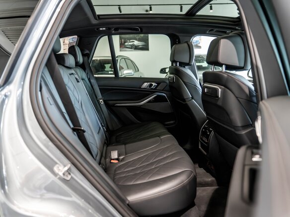 2025 BMW X5 40i IV (G05/G18) Рестайлинг, серый - вид 23