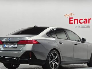 2025 BMW 5 серии 530i xDrive VIII (G60/G61/G68), серебристый, 7471623 рублей, вид 2