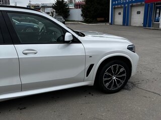 2020 BMW X5 30d IV (G05/G18), белый, 6950000 рублей, вид 2