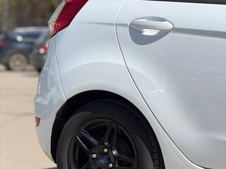2017 Ford Fiesta Mk6 Рестайлинг, белый, 700000 рублей, вид 5